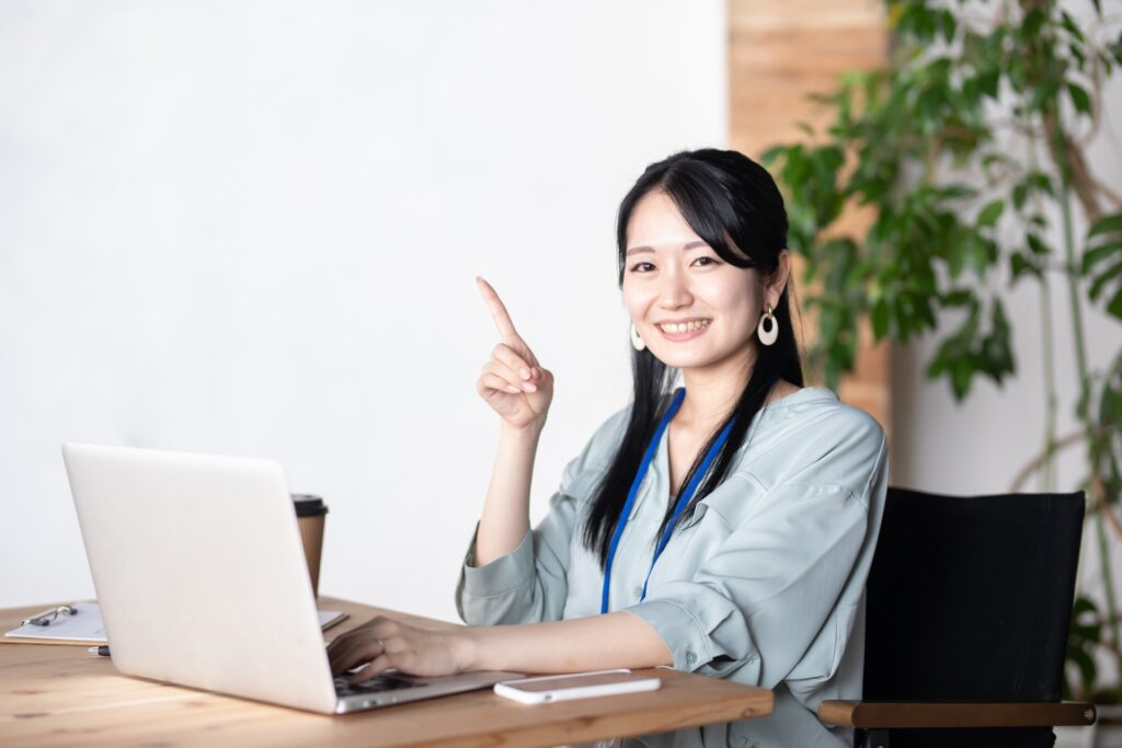 画像 人差し指を立てる女性