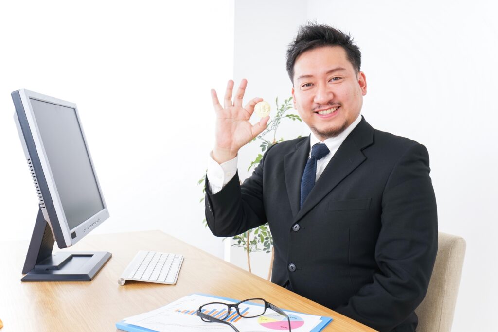 OKサインを出す男性