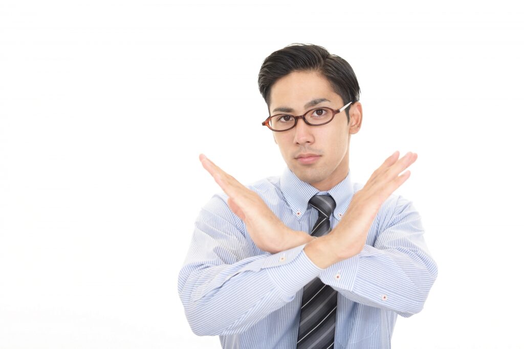 バツを出す男性