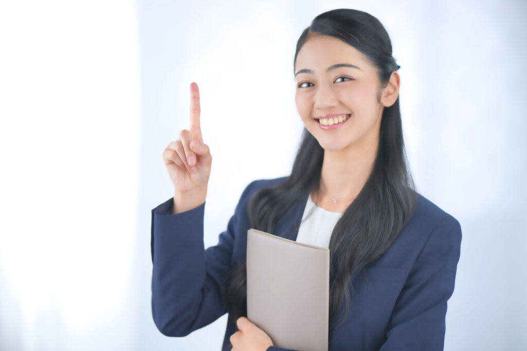 人差し指を立てる女性