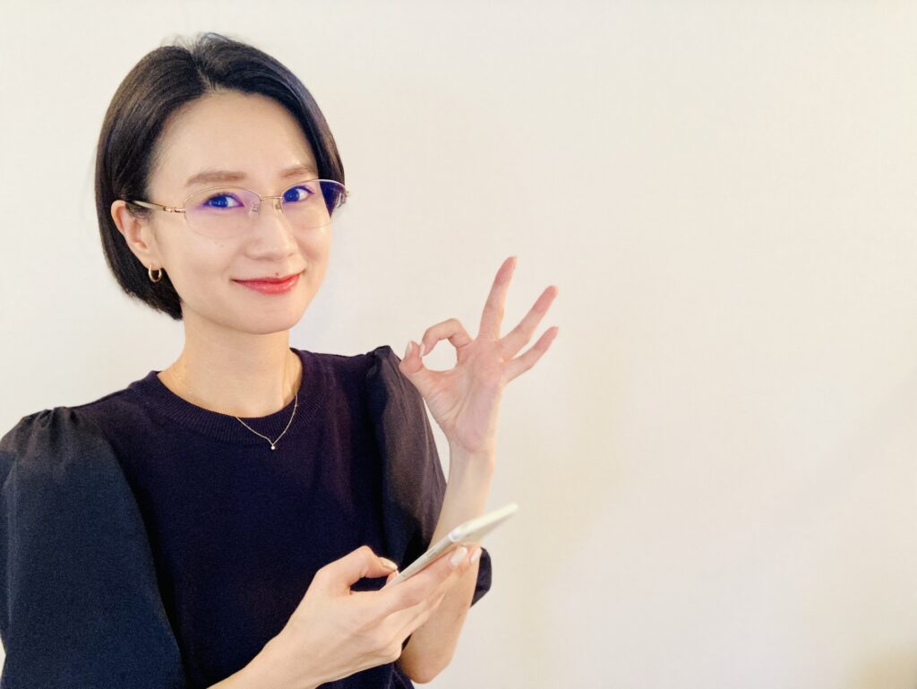 サインを出す女性