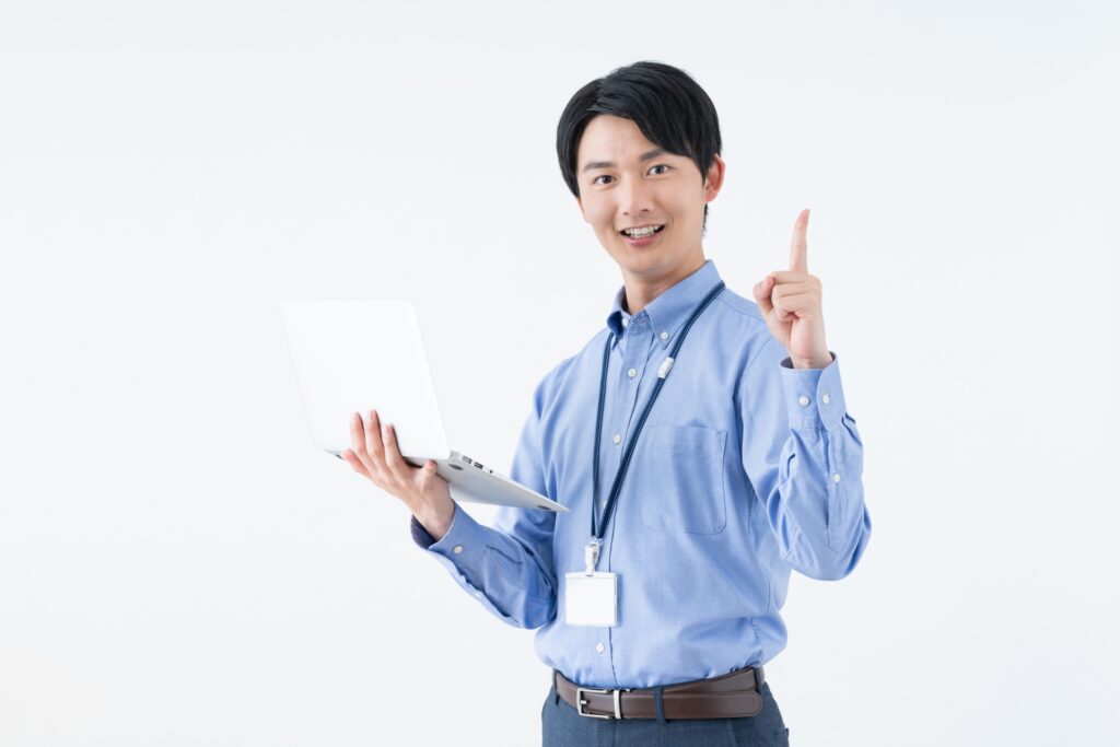 人差し指を立てる男性