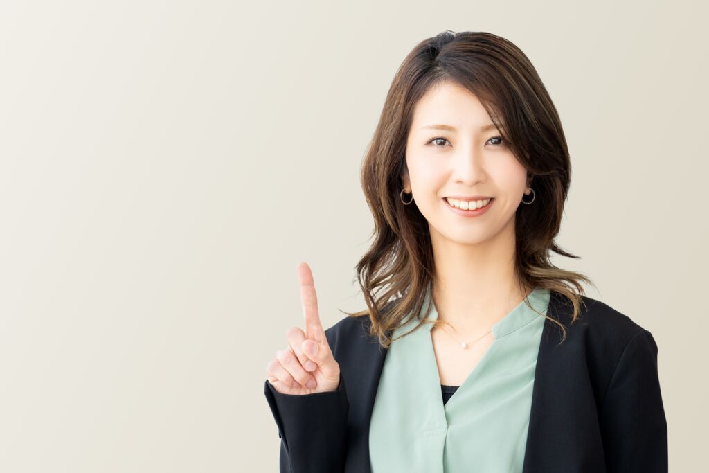 人差し指を立てる女性
