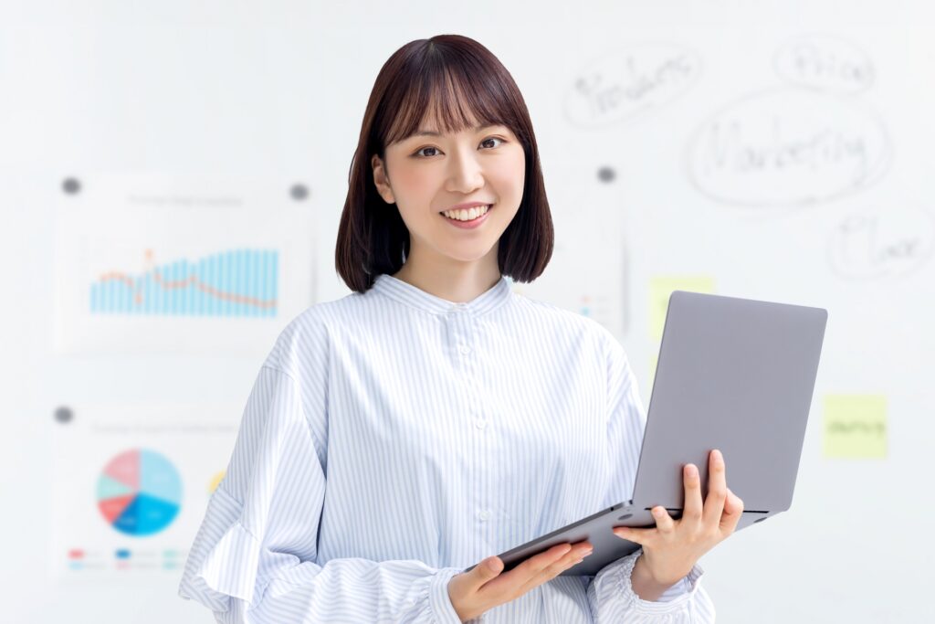 パソコンを持つ女性