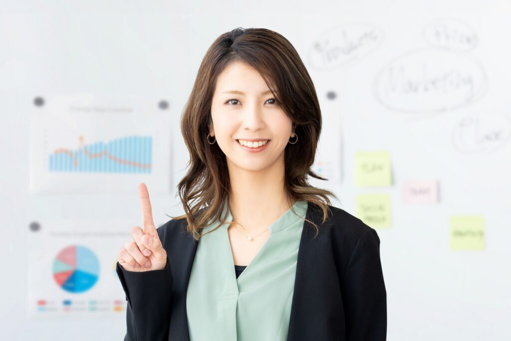 人差し指を立てる女性