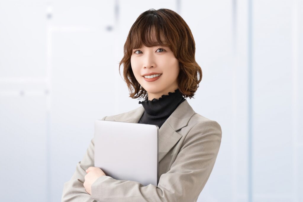 パソコンを持つ女性