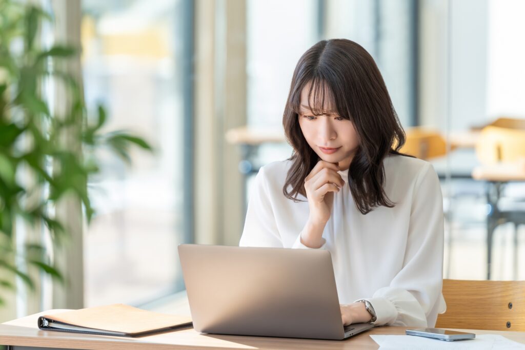 画像 パソコンを見る女性