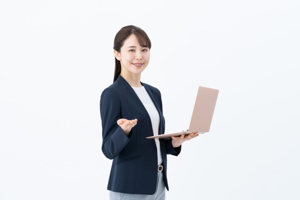 画像 パソコンを持つ女性