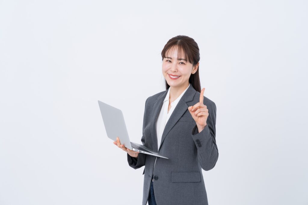 人差し指を立てる女性