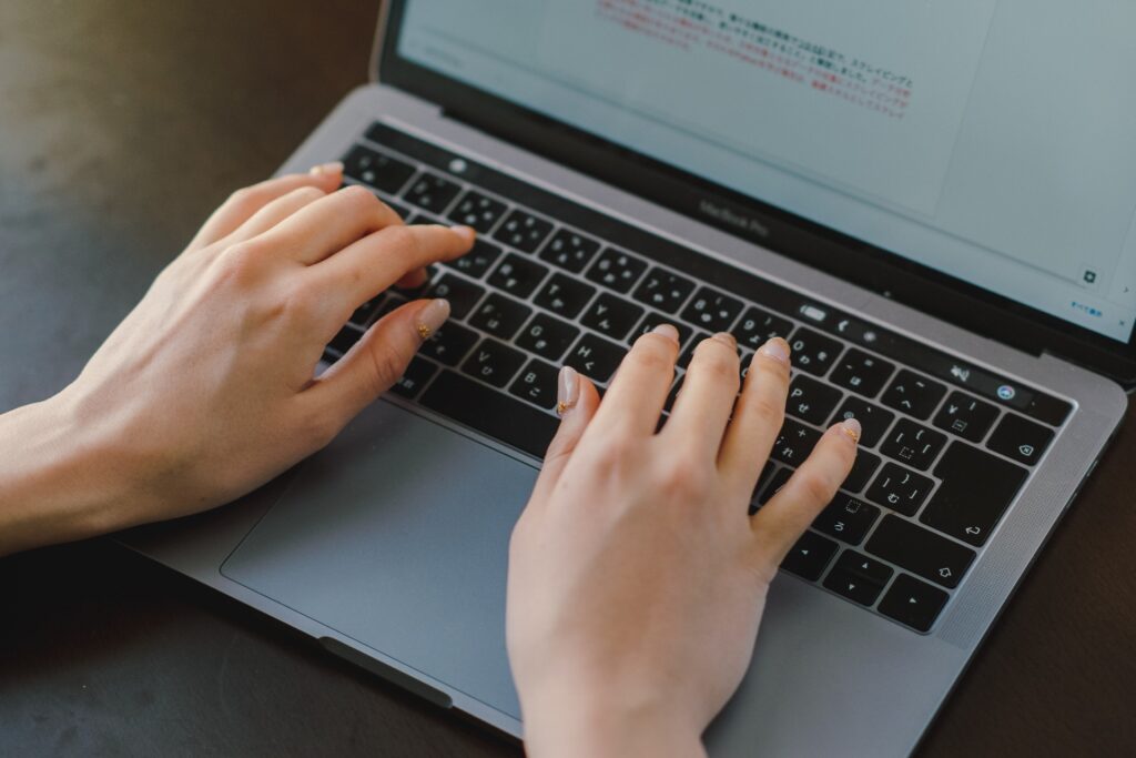 パソコンを触る手