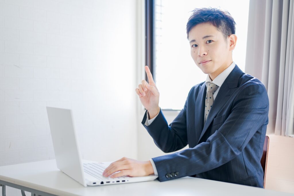 人差し指を立てる男性