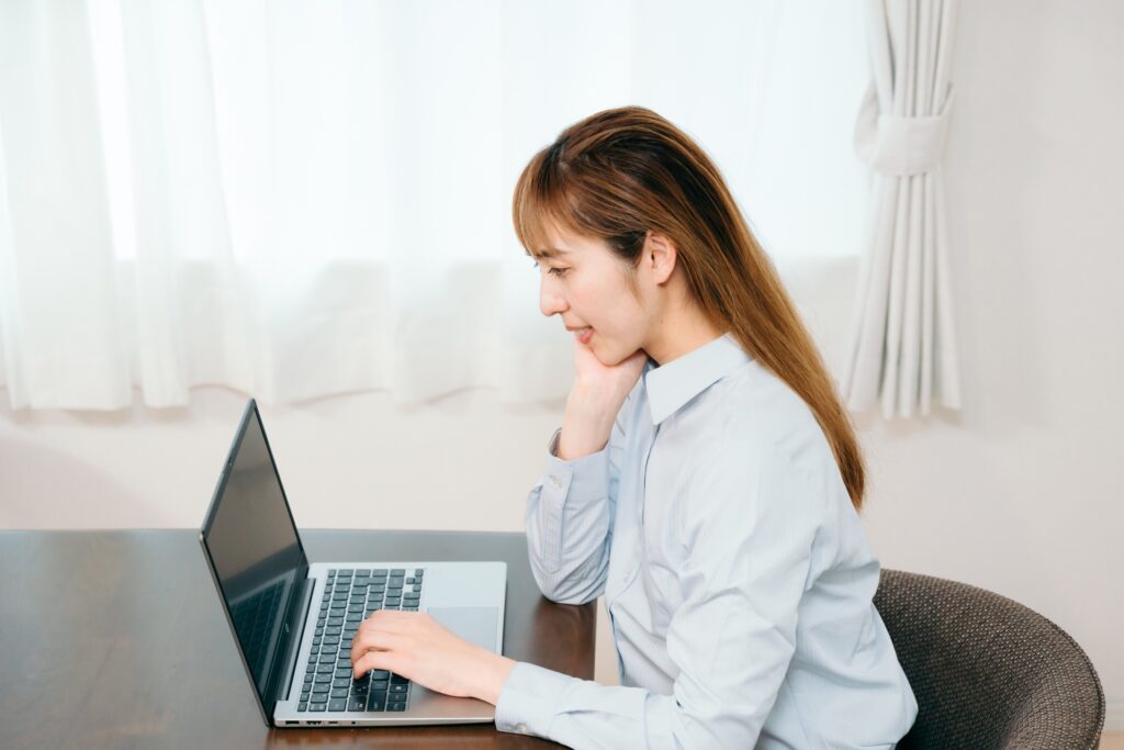 パソコンを見る女性