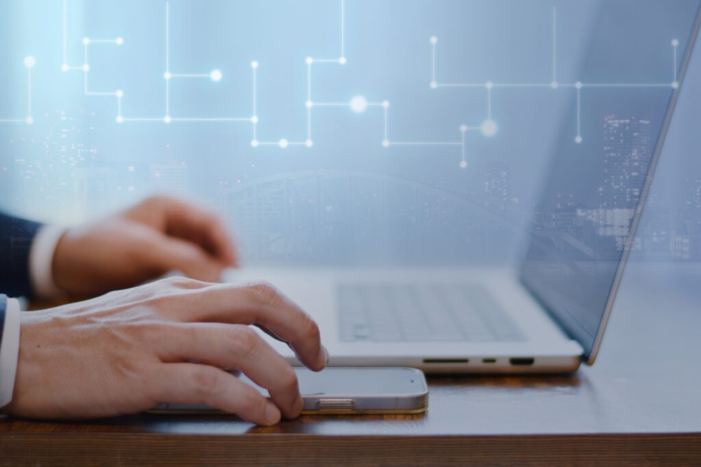 画像 パソコンを触る手