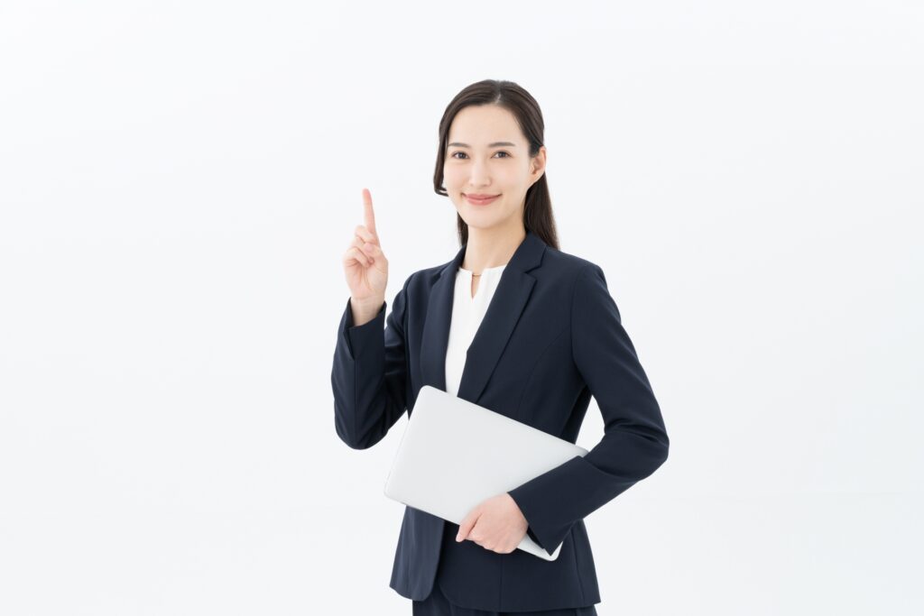 人差し指を立てる女性