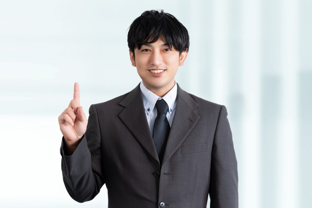 画像 人差し指を立てる男性