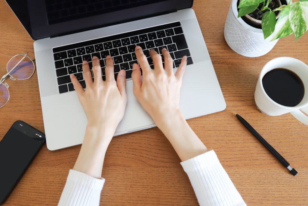 パソコンを見る人