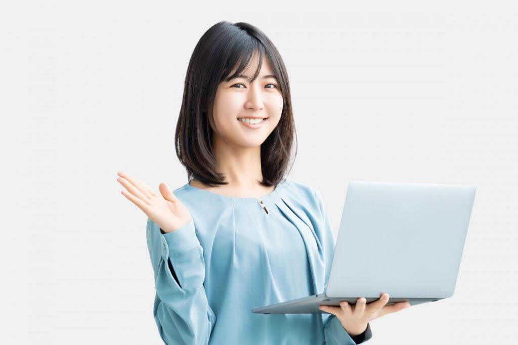 パソコンを持つ女性