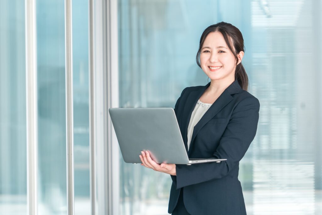 女性とパソコン