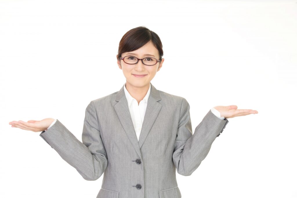 両手を広げる女性