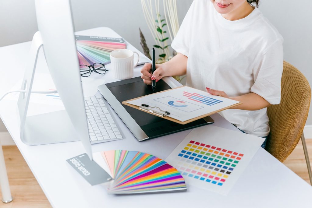 画像 データを確認して整理している若い女性