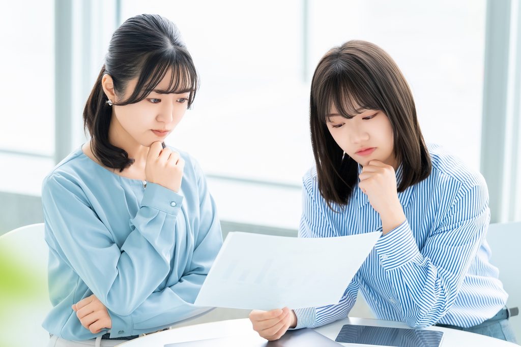 画像 悩んでいる20~30代の2人の女性